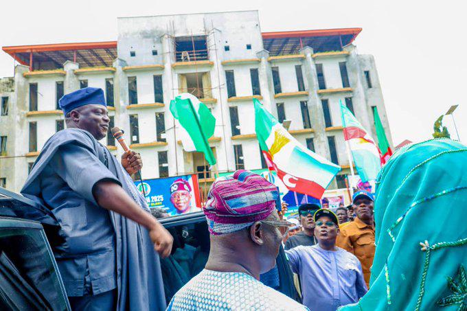 APC supporters welcome Yilwatda at party secretariat. Credit