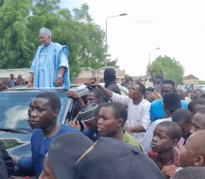 Huge Crowd Welcomes Defence Minister Bad