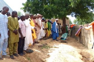 Bodies recovered in Sokoto boat accident and sympathisers. Photo:  Animasahun Salman