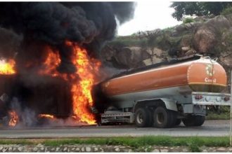 Trailer-fuel-tanker-accident-on-Minna-Suleja-road1